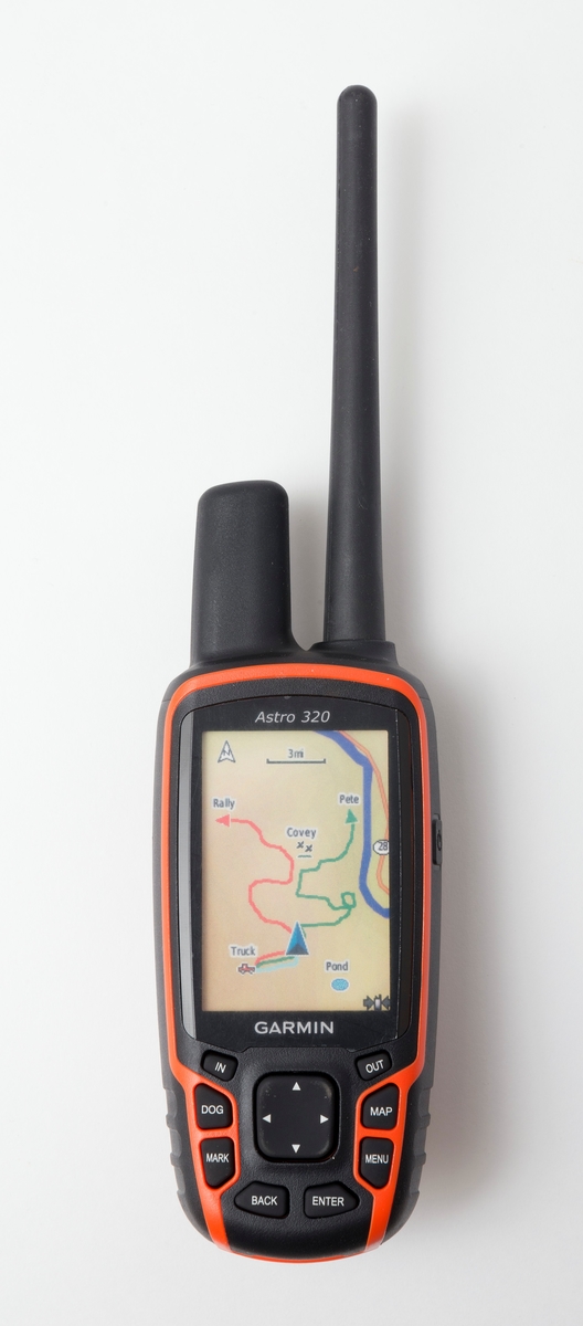 Komplett hundepeiler, hundesporingssystem, av typen Astro 320 fra Garmin. Hundesporingssystemet baserer seg på GPS, satelittbasert radionavigasjon. 
Hundepeilersystemet består av 3 deler: 
1. Håndholdt GPS enhet, Astro 320, for å spore hunden
2. Trådløs sendehalsbånd, DC 50 med antenne og batteri
3. Antenne, skogsantenne

På den håndholdte GPS-enheten kan brukeren få en nøyaktig angivelse av hundens posisjon. Senderhalsbådet med antenne festes på hunden. [Se referanse til vedlagte filer]