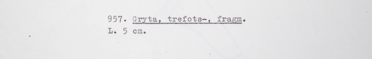 Koniskt ben i yngre rödgods. Sannolikt från en trebensgryta. Benet avbrutet. Rester av gul glasyr på kärlbukens in- och utsida. Tillverkad i södra Skandinavien.