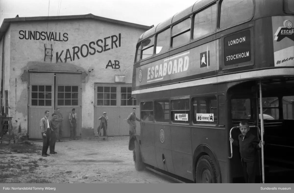 En dubbeldäckad veteranbuss från London väckte uppståndelse då den rullade ombord på Alnöfärjan 1960. Den 20 år gamla veteranbussen var inköpt av SCA för att fungera som rullande utställning, efter en rejäl renovering och ombyggnad vid karosserifabriken på Alnö.