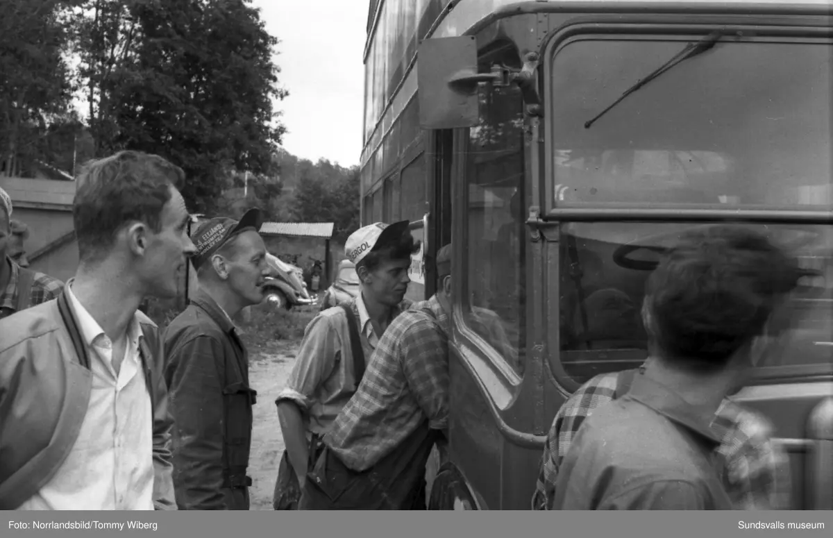 En dubbeldäckad veteranbuss från London väckte uppståndelse då den rullade ombord på Alnöfärjan 1960. Den 20 år gamla veteranbussen var inköpt av SCA för att fungera som rullande utställning, efter en rejäl renovering och ombyggnad vid karosserifabriken på Alnö.