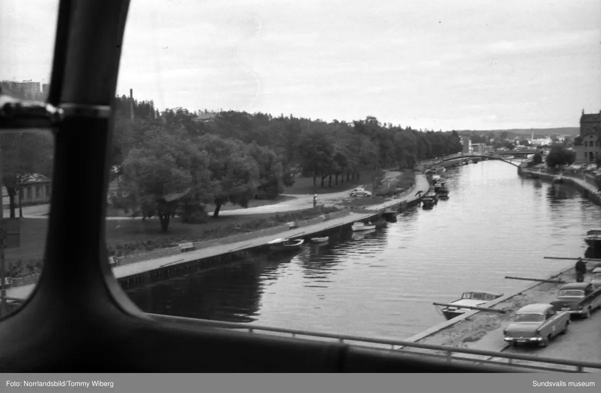 En dubbeldäckad veteranbuss från London väckte uppståndelse då den rullade ombord på Alnöfärjan 1960. Den 20 år gamla veteranbussen var inköpt av SCA för att fungera som rullande utställning, efter en rejäl renovering och ombyggnad vid karosserifabriken på Alnö.