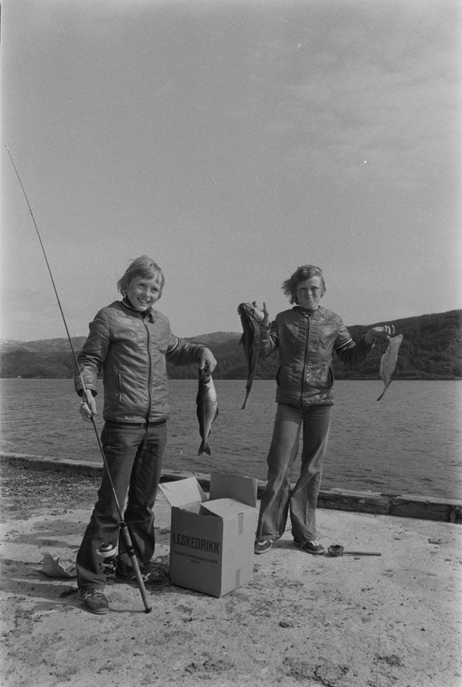 Leirfjord, Nedre-Leland. Glade fiskere på kaia med fisk. Navnene er ukjente.
Bildet fra Helgeland Arbeiderblad sin sommerpatrulje.
Finnes også som VBH.F.2011-010-0001