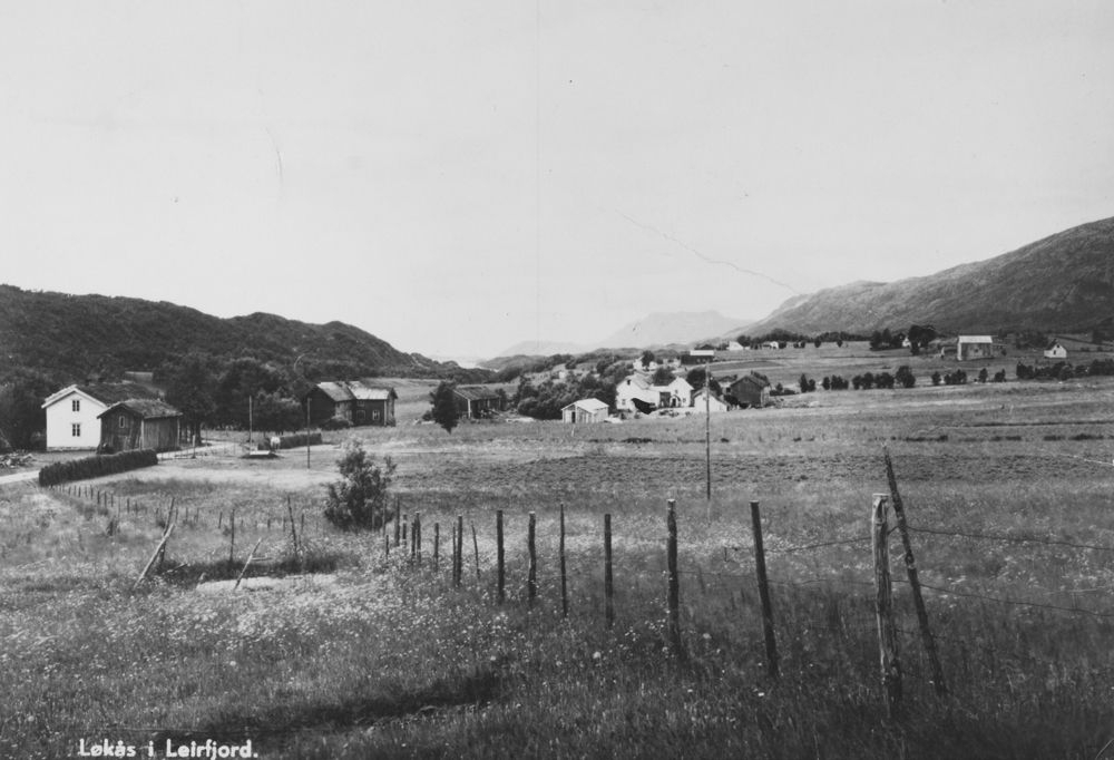 Leirfjord, Løkås. Postkort, poststemplet 1949.
Finnes som VBH.F.2010-060-0010
Bildet er brukt i Leirfjordkalenderen - mai 2024.