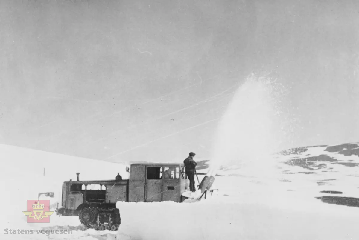 I 1928 ble det åpnet veg over Hardangervidda fra Eidfjord til Haugastøl. Strekningen Geilo – Haugastøl stod ferdig i 1938. Vegen over vidda var vinterstengt fram til 1940. Åpningen skjedde normalt ved St. Hans. Under krigen 1940 – 1945 brukte tyskerne store ressurser på å holde vegen åpen hele året. Blant annet hadde de et stort antall tunge snøfresere til disposisjon. Etter 1945 ble igjen Hardangervidda vinterstengt i mange år framover. De tyske snøfreserne ble overtatt av Statens vegvesen og brukt videre hver vår ved åpning av Hardangervidda. De gikk gradvis ut av bruk fram til 1980. Den siste har overlevd og er plassert på Norsk vegmuseum Labro.  
Her er en «Peterfres» i arbeid med hjelpemann foran. Mest sannsynlig er bildet tatt etter 1945.