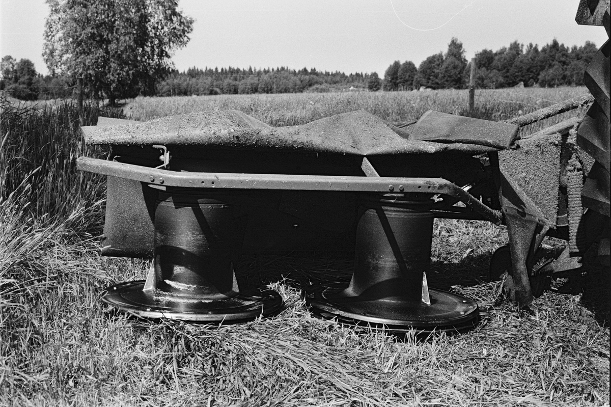 Rotorslåttermaskin, Mossbo, Tierps socken, Uppland juni 1981