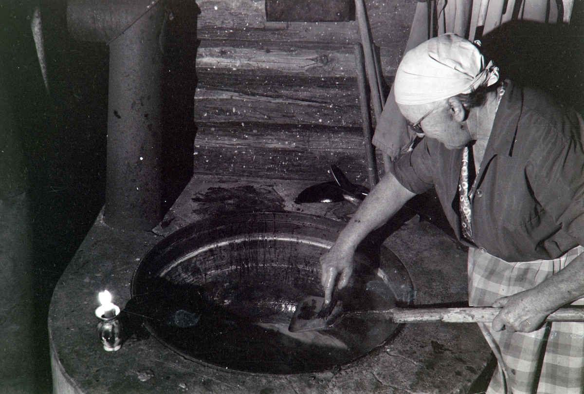 Tørbustilen seter, Vang Allmenning, Olava Holen, møsmørrøring, jernspade med treskaft, kar, gryte, osteproduksjon.