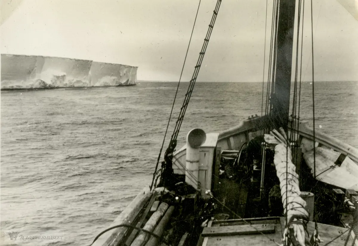 "På vei ut av Hvalbukten". Ellsworth-ekspedisjonen 1933-1935. Fra Magnus Johannessens fotoalbum. Magnus Johannessen fra Ålesund var med i mannskapet ombord i ekspedisjonsskipet Wyatt Earp (eks-Fanefjord) på de to første ekspedisjonsturene til Antarktis.