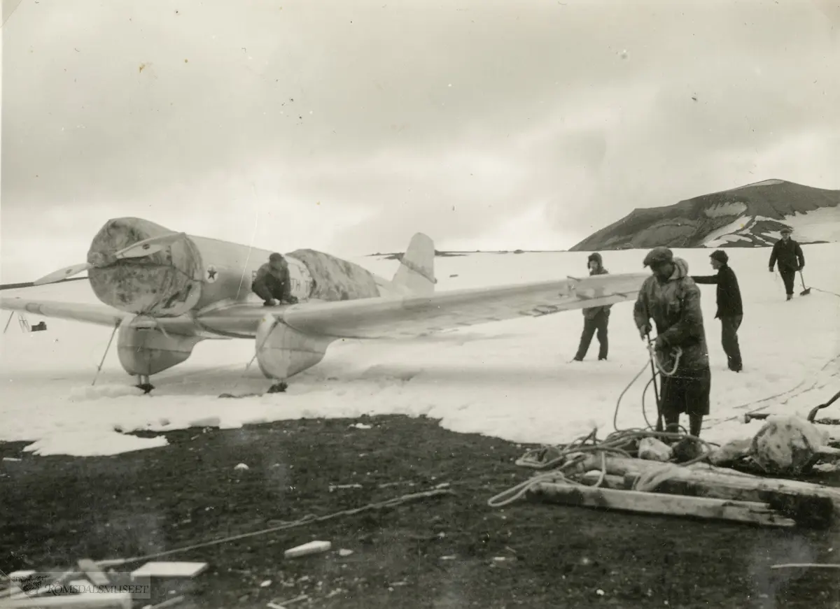 Polar Star tas ombord i Wyatt Earp på Deception Island i 1934. Ellsworth-ekspedisjonen 1933-1935. Fra Magnus Johannessens fotoalbum. Magnus Johannessen fra Ålesund var med i mannskapet ombord i ekspedisjonsskipet Wyatt Earp (eks-Fanefjord) på de to første ekspedisjonsturene til Antarktis.