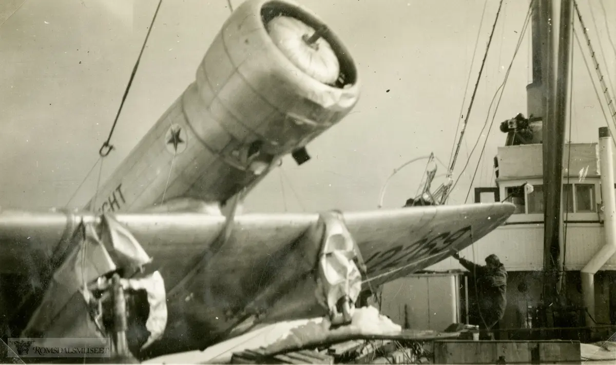 Flyet Polar Star tas ombord etter uhellet. Ellsworth-ekspedisjonen 1933-1935. Fra Magnus Johannessens fotoalbum. Magnus Johannessen fra Ålesund var med i mannskapet ombord i ekspedisjonsskipet Wyatt Earp (eks-Fanefjord) på de to første ekspedisjonsturene til Antarktis...Over styrhuset ser man Hubert Wilkins med filmkamera.