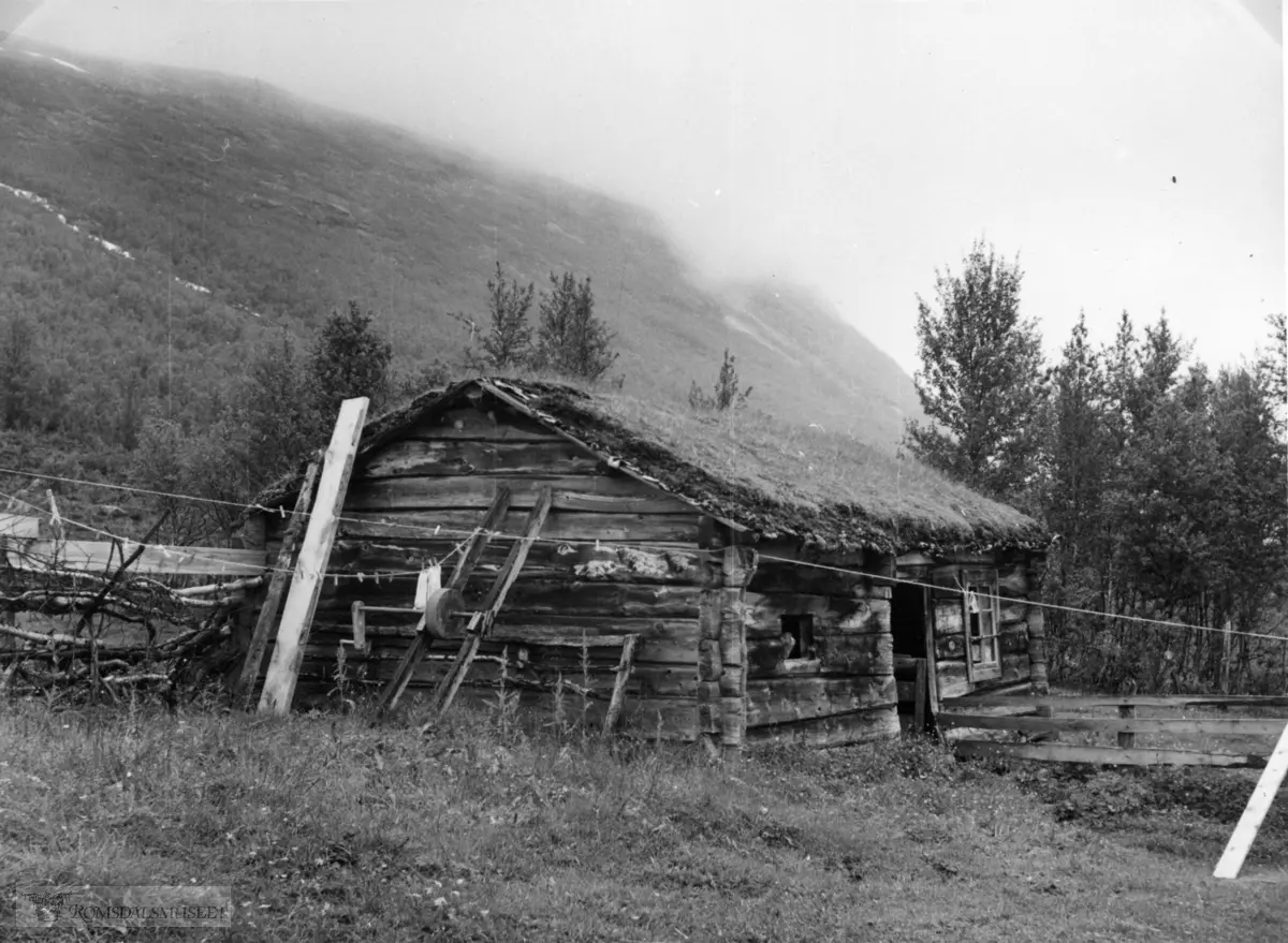 Dette sel står like ved Nore Sæterbø sin og tilhørte engang Ane Mjelva. Inne er innskåret flere navn og tall, bla et par engelske: Schenley og de Betham 1880. Dessuten Aak 1877..Det stod tidligere enda et sel, like ved Arne Mjelvas, er det fortalt.