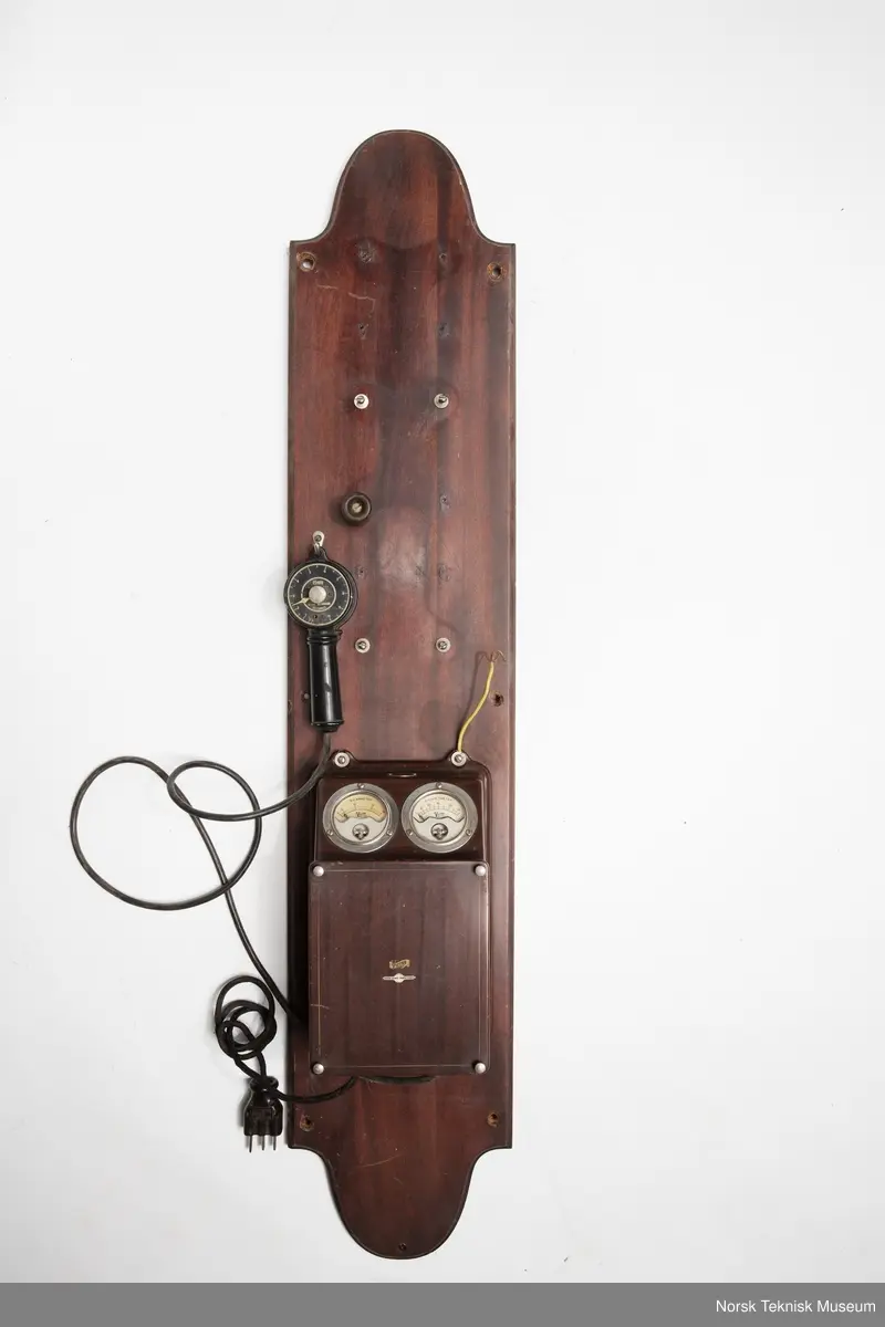 Treplate påmontert metallkasse med transformatorer og instrumenter for AC 0-20 A og 0-120 V., videre bevegelig arm i metall for røntgenhode. Eksponeringsmåler mrk. Serial no. 67859.