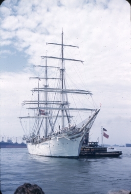 Skoleskipet STATSRAAD LEHMKUHL på tur til USA i 1952. Slepebåt har lagt til langsiden av fartøyet. Antagelig ved innseilingen til New York.