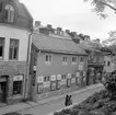 Klostergatan 35 i Linköping. Reveterat och gulputsat timmerhus i två våningar. Kan dateras till 1800-talets mitt eller äldre. Dokumentation av Östergötlands museum kort före rivning. Från 1950 till rivningen inrymde huset de för äldre linköpingsbor välkända Charles Högtidskläder och Sonnhag. Bakom rörelsen låg uthyraren Charles Johansson och skräddaren Tage Sonnhag.