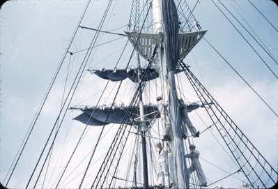 Kadetter klatrer i riggen på skoleskipet STATSRAAD LEHMKUHL.