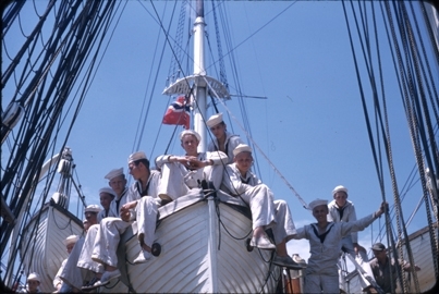 Kadetter sitter i livbåt ombord på skoleskipet STATSRAAD LEHMKUHL.