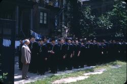 Kadetter fra skoleskipet STATSRAAD LEHMKUHL oppstilt i bakgå