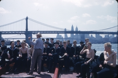 Kadetter fra skoleskipet STATSRAAD LEHMKUHL med på utflukt på Hudson River. Manhattan bridge og Manhattan i bakgrunnen.