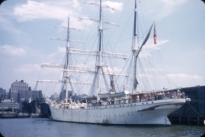 Skoleskipet STATSRAAD LEHMKUHL til kai i Manhattan, New York. I bakgrunnen sees Hobb Hardware & Electrical Supply Co, som lå på West 34th Street.