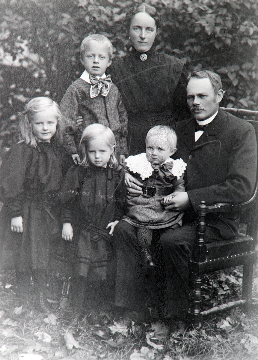 Familiefoto, gruppe: Familien Dobloug, Stor Deglum i Ringsaker.