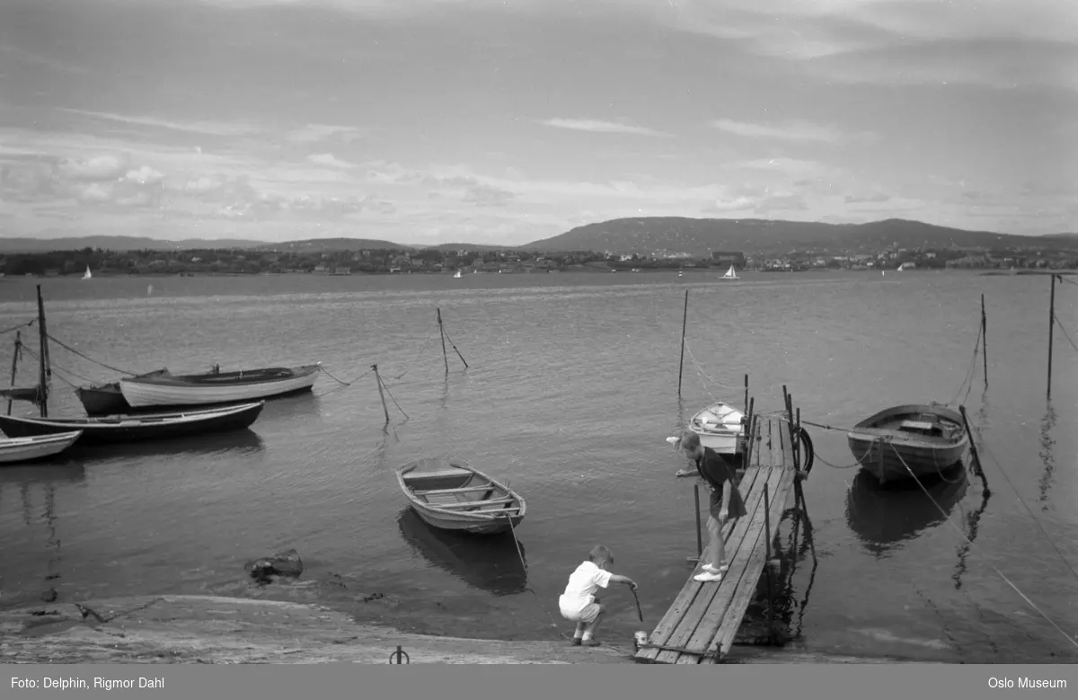 svaberg, brygge, gutt, jente, fiske, båter, fjord