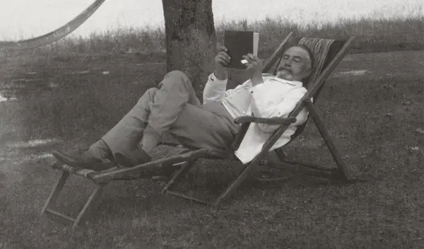 Godseier Herman Wedel Jarlsberg i en fluktstol i parken på Bogstad. 