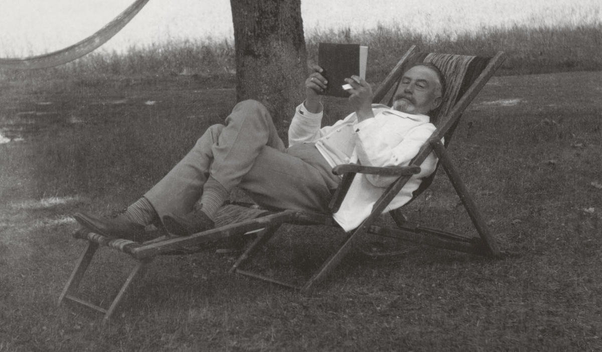 Godseier Herman Wedel Jarlsberg i en fluktstol i parken på Bogstad. 