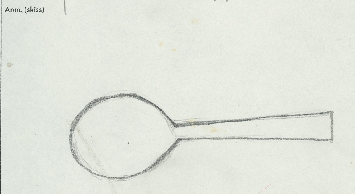 En träsked, bruten i fyra delar.

Skedskaftet är rakt och avsmalnande mot skedbladet. Skaftändens baksida är något avfasad. Skedbladet har ursprungligen troligtvis varit ovalt.

Skeden är mycket ömtålig. Skaftet är brutet på två ställen. Skedbladets övre parti saknas.

För mer information se Dokumentationsblankett under Referenser – Länkade filer.