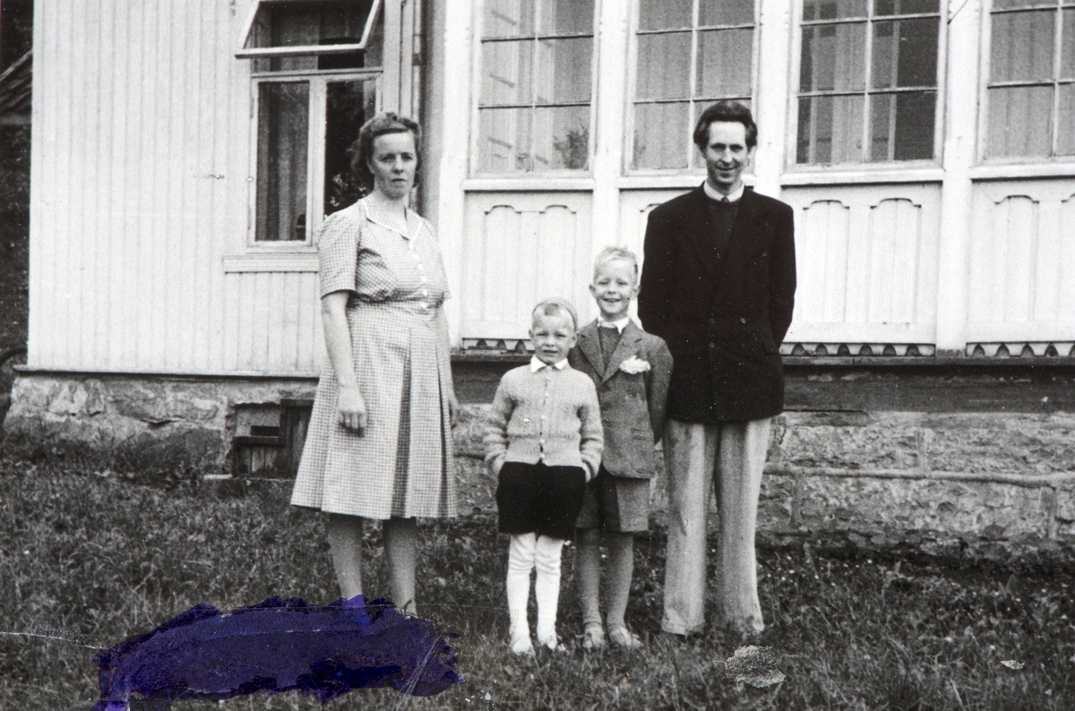 Ragnhild Westhagen, Johan Westhagen, Jarle Westhagen, Ragnar Westhagen. Gaustadlia, Ottestad.