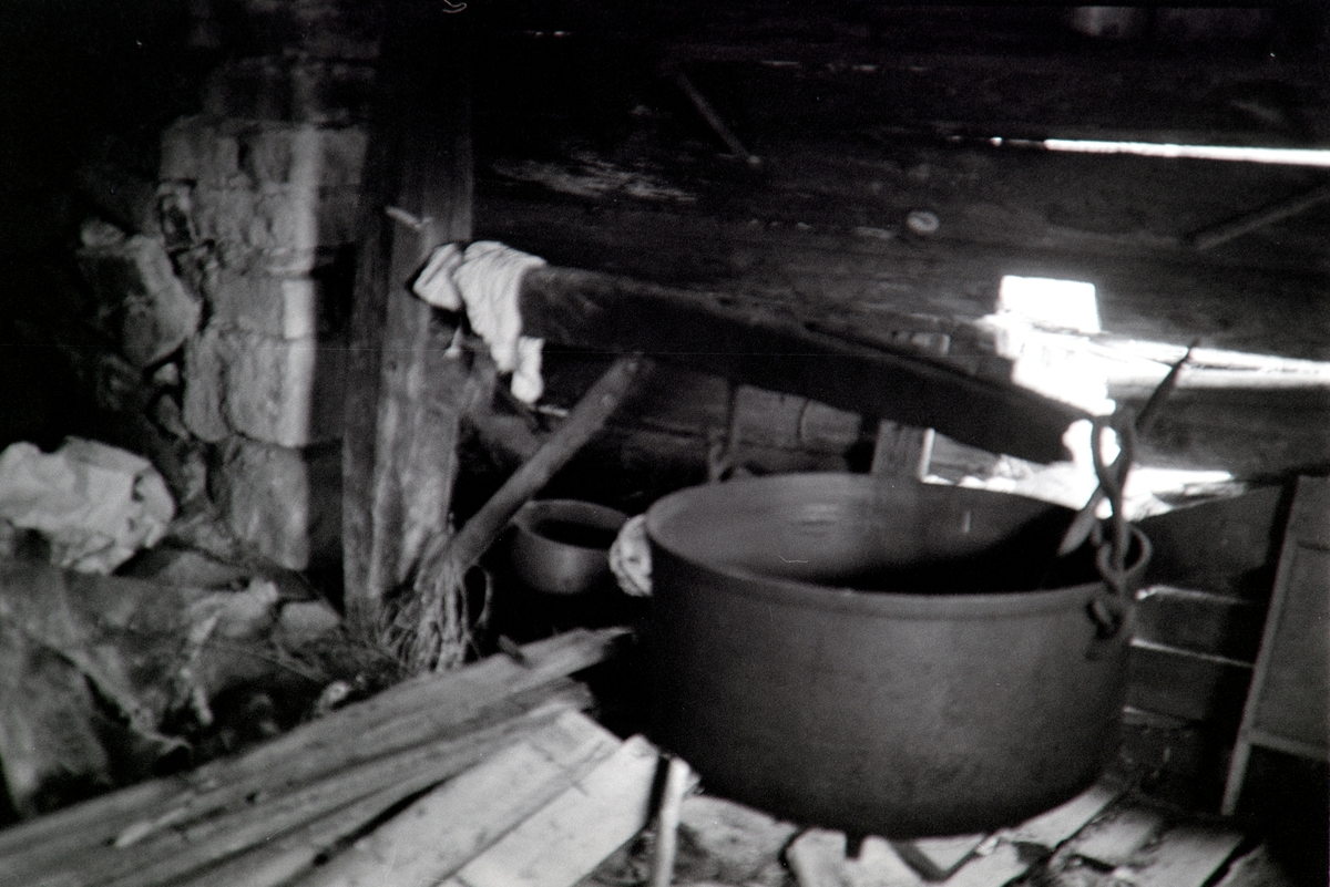 Opptjernsholen, "Skjesetra", Romedal allmenning, ystepanne i størhus,