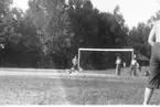 Amerikansk fotboll på Åsavallen i Gränna. I bakgrunden ett fotbollsmål och dansbanan.