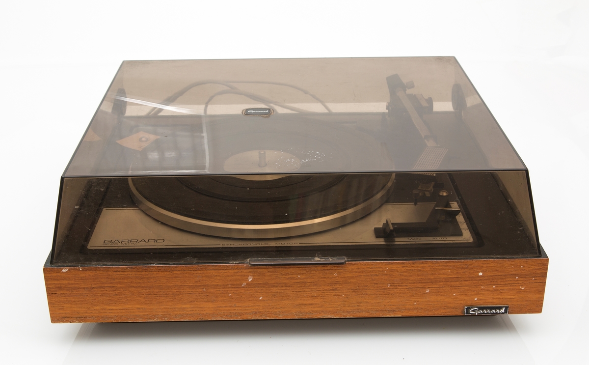 Platespiller. Kasse i teak med sotfarget plastlokk. Mrk GARRARD SP.25 MK IV
