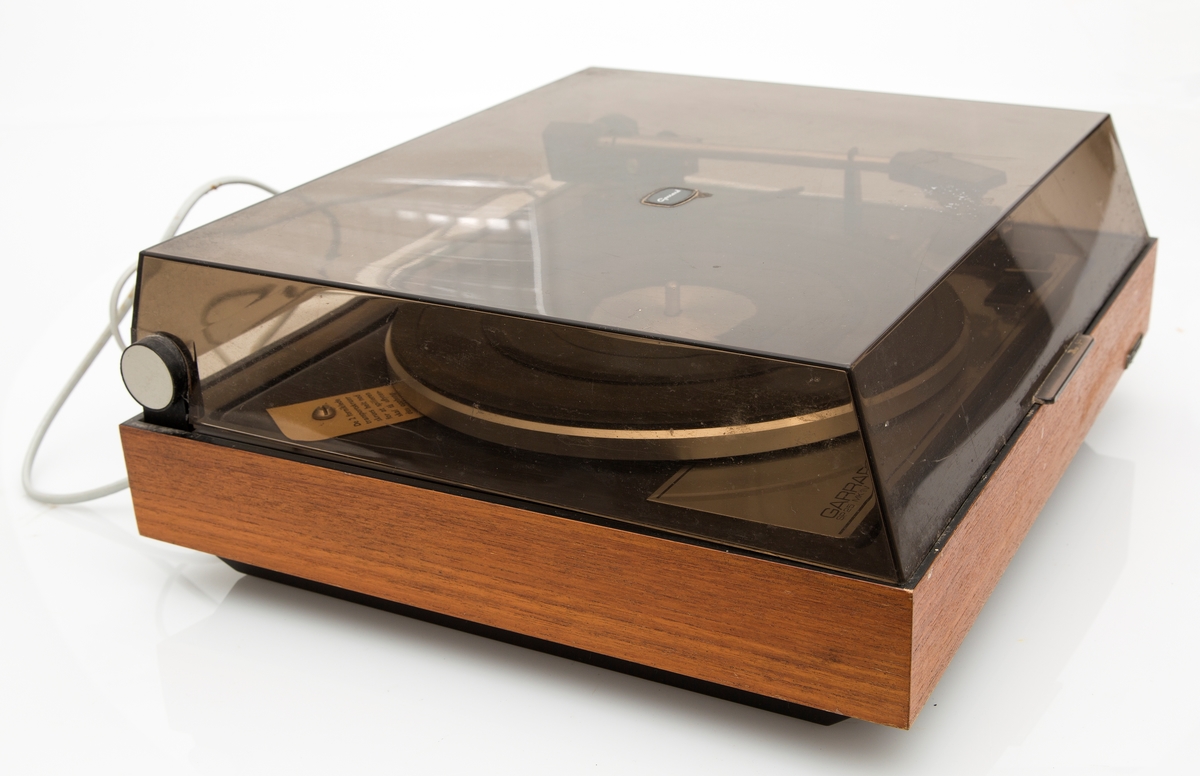 Platespiller. Kasse i teak med sotfarget plastlokk. Mrk GARRARD SP.25 MK IV