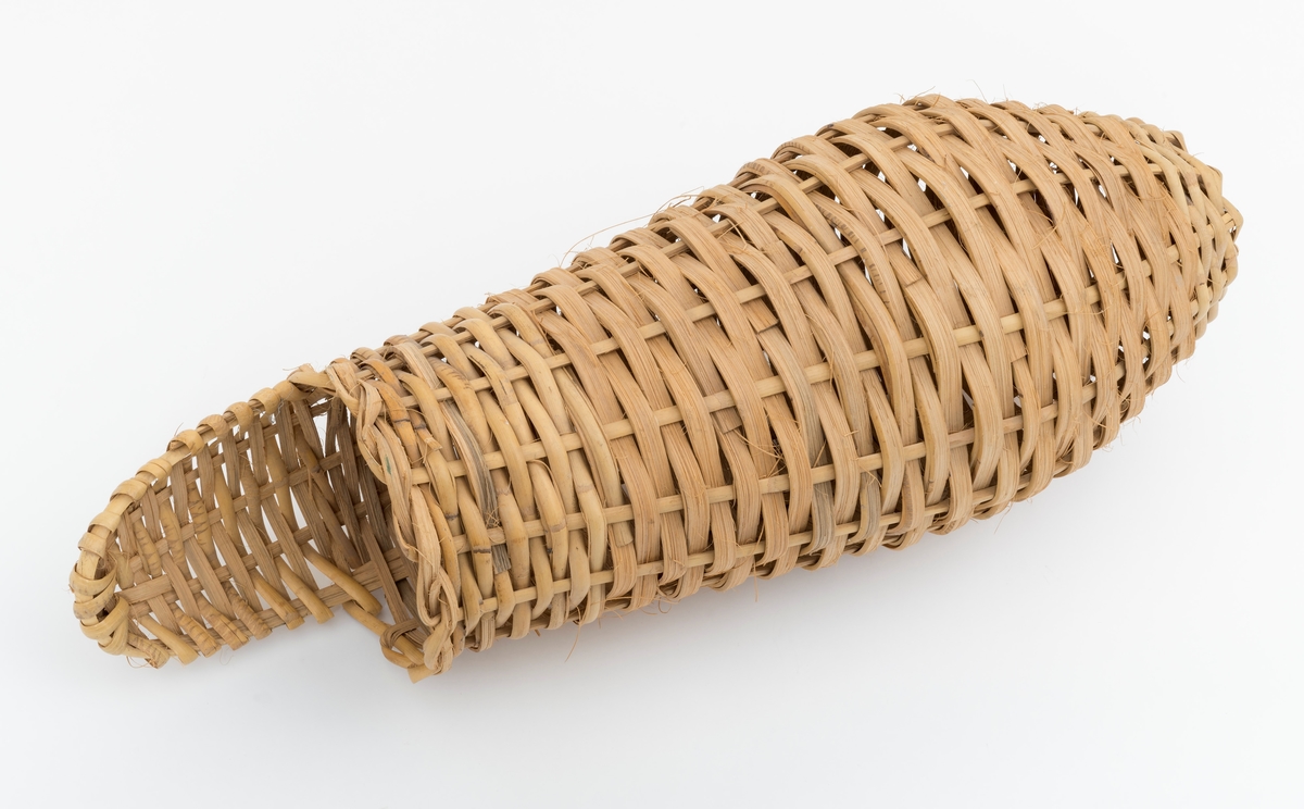 Denne andrekurven, eller andeholken, har blitt en del av museets samling i forbindelse med "Fugleholkutstillingen" fra 1977. En holk er en hekkekasse, og denne gjenstanden har ifølge giver sannsynligvis opprinnelse fra utlandet.

Andeholker festes gjerne i vegetasjonen ved vann. De ble tidligere satt ut av og brukt av både samer og fløtere for å samle egg fra både kvinand og stokkand. Eggene var gjerne et kjærkomment tilskudd i vårknipa, eller de kunne være en inntektskilde for videre salg. 

Denne holken er av et delt og flettet materiale. Det er ukjent hvilket tremateriale som er brukt. Holken har en oval sylinderform, og den har en tett bunn og en åpning i den andre siden som har en diameter på 22 cm. Åpningen er rund, og den har et lite flettet "brett". Fletteteknikken som er brukt ligner på en del andre tradisjonelle fletteteknikker. Utgangspunktet for flettingen er et tremateriale i form av lange "kjepper", som deles i riktig tykkelse for å egne seg som flettemateriale. Bunnen er laget av tre delte kjepper som legges vinkelrett på tre andre delte kjepper. Yttersiden av kjeppene er lagt mot yttersiden av kurven. I bunnen av gjenstanden er krysset festet sammen. Kjeppende danner stakene for den videre flettingen, og de bøyes gradvis for å flette kurvens sider. Når kanten på kurven skal lages, vrir man kjeppene og fletter dem inn i kanten.