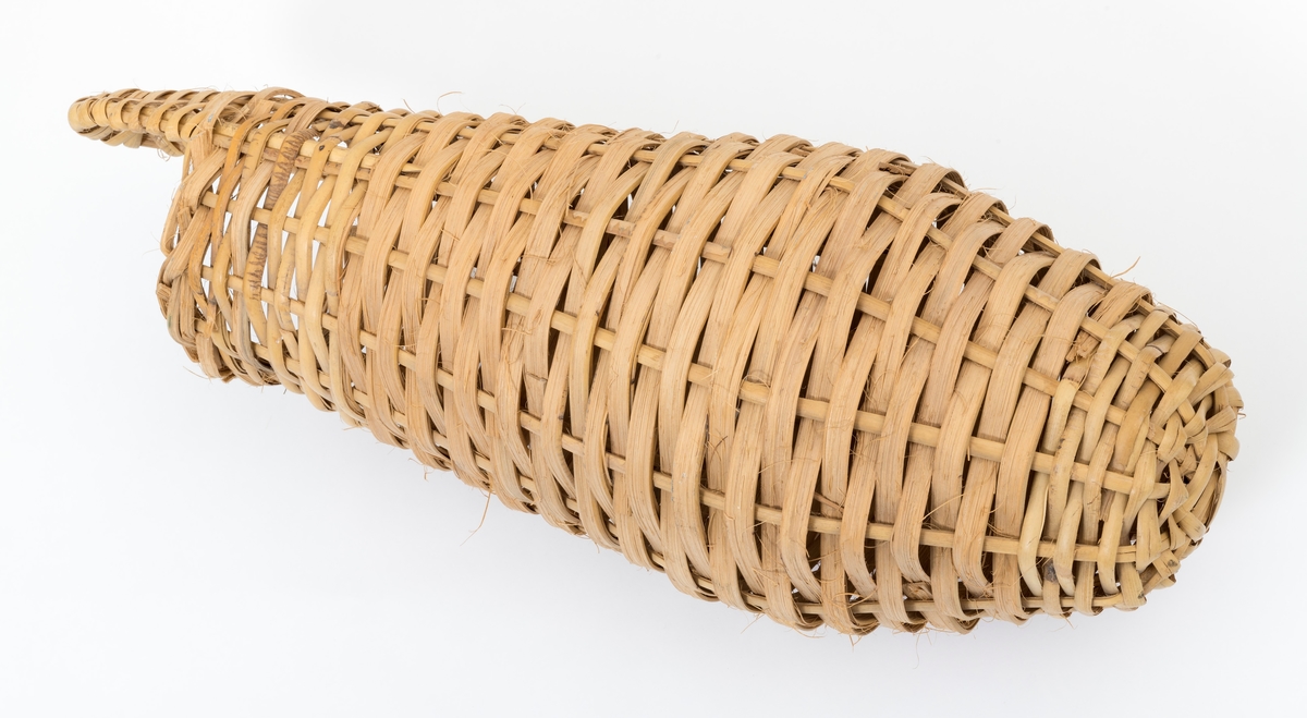 Denne andrekurven, eller andeholken, har blitt en del av museets samling i forbindelse med "Fugleholkutstillingen" fra 1977. En holk er en hekkekasse, og denne gjenstanden har ifølge giver sannsynligvis opprinnelse fra utlandet.

Andeholker festes gjerne i vegetasjonen ved vann. De ble tidligere satt ut av og brukt av både samer og fløtere for å samle egg fra både kvinand og stokkand. Eggene var gjerne et kjærkomment tilskudd i vårknipa, eller de kunne være en inntektskilde for videre salg. 

Denne holken er av et delt og flettet materiale. Det er ukjent hvilket tremateriale som er brukt. Holken har en oval sylinderform, og den har en tett bunn og en åpning i den andre siden som har en diameter på 22 cm. Åpningen er rund, og den har et lite flettet "brett". Fletteteknikken som er brukt ligner på en del andre tradisjonelle fletteteknikker. Utgangspunktet for flettingen er et tremateriale i form av lange "kjepper", som deles i riktig tykkelse for å egne seg som flettemateriale. Bunnen er laget av tre delte kjepper som legges vinkelrett på tre andre delte kjepper. Yttersiden av kjeppene er lagt mot yttersiden av kurven. I bunnen av gjenstanden er krysset festet sammen. Kjeppende danner stakene for den videre flettingen, og de bøyes gradvis for å flette kurvens sider. Når kanten på kurven skal lages, vrir man kjeppene og fletter dem inn i kanten.