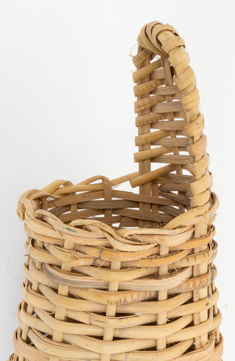 Denne andrekurven, eller andeholken, har blitt en del av museets samling i forbindelse med "Fugleholkutstillingen" fra 1977. En holk er en hekkekasse, og denne gjenstanden har ifølge giver sannsynligvis opprinnelse fra utlandet.

Andeholker festes gjerne i vegetasjonen ved vann. De ble tidligere satt ut av og brukt av både samer og fløtere for å samle egg fra både kvinand og stokkand. Eggene var gjerne et kjærkomment tilskudd i vårknipa, eller de kunne være en inntektskilde for videre salg. 

Denne holken er av et delt og flettet materiale. Det er ukjent hvilket tremateriale som er brukt. Holken har en oval sylinderform, og den har en tett bunn og en åpning i den andre siden som har en diameter på 22 cm. Åpningen er rund, og den har et lite flettet "brett". Fletteteknikken som er brukt ligner på en del andre tradisjonelle fletteteknikker. Utgangspunktet for flettingen er et tremateriale i form av lange "kjepper", som deles i riktig tykkelse for å egne seg som flettemateriale. Bunnen er laget av tre delte kjepper som legges vinkelrett på tre andre delte kjepper. Yttersiden av kjeppene er lagt mot yttersiden av kurven. I bunnen av gjenstanden er krysset festet sammen. Kjeppende danner stakene for den videre flettingen, og de bøyes gradvis for å flette kurvens sider. Når kanten på kurven skal lages, vrir man kjeppene og fletter dem inn i kanten.