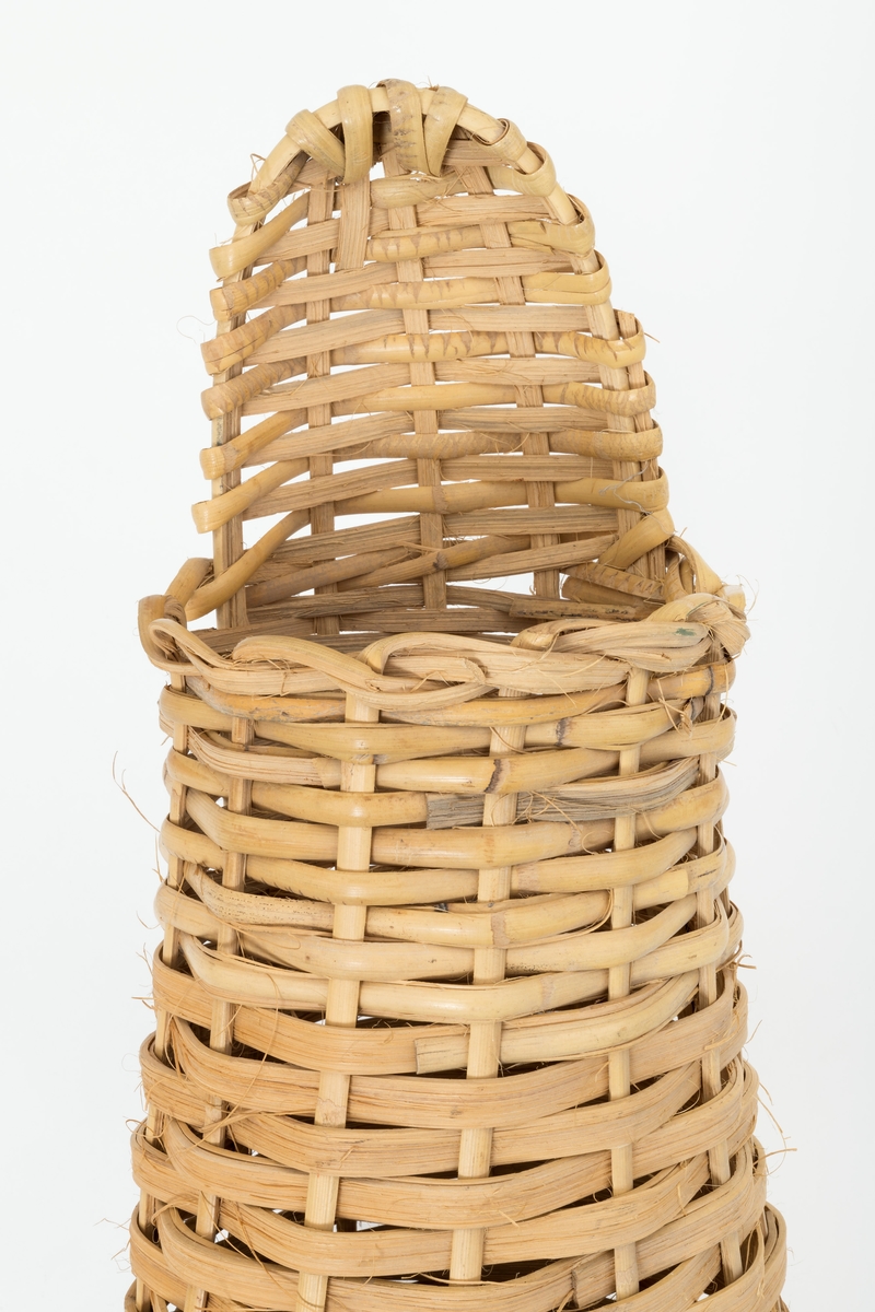 Denne andrekurven, eller andeholken, har blitt en del av museets samling i forbindelse med "Fugleholkutstillingen" fra 1977. En holk er en hekkekasse, og denne gjenstanden har ifølge giver sannsynligvis opprinnelse fra utlandet.

Andeholker festes gjerne i vegetasjonen ved vann. De ble tidligere satt ut av og brukt av både samer og fløtere for å samle egg fra både kvinand og stokkand. Eggene var gjerne et kjærkomment tilskudd i vårknipa, eller de kunne være en inntektskilde for videre salg. 

Denne holken er av et delt og flettet materiale. Det er ukjent hvilket tremateriale som er brukt. Holken har en oval sylinderform, og den har en tett bunn og en åpning i den andre siden som har en diameter på 22 cm. Åpningen er rund, og den har et lite flettet "brett". Fletteteknikken som er brukt ligner på en del andre tradisjonelle fletteteknikker. Utgangspunktet for flettingen er et tremateriale i form av lange "kjepper", som deles i riktig tykkelse for å egne seg som flettemateriale. Bunnen er laget av tre delte kjepper som legges vinkelrett på tre andre delte kjepper. Yttersiden av kjeppene er lagt mot yttersiden av kurven. I bunnen av gjenstanden er krysset festet sammen. Kjeppende danner stakene for den videre flettingen, og de bøyes gradvis for å flette kurvens sider. Når kanten på kurven skal lages, vrir man kjeppene og fletter dem inn i kanten.