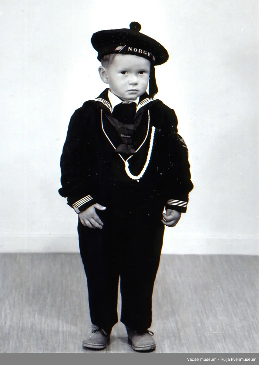 Arvid Bogdanoff i matrosdress ca 3 år. 1956-57.