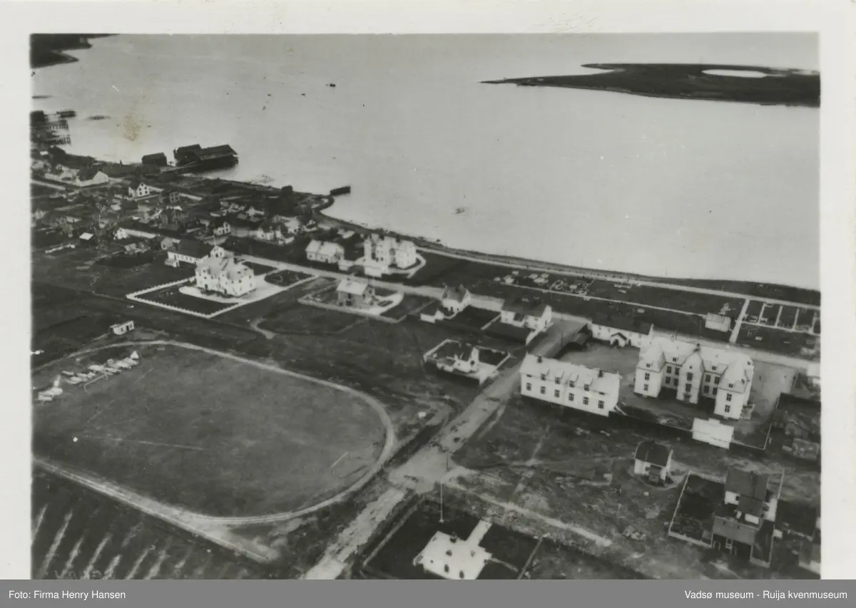 Idrettsbanen og deler av ytrebyen i Vadsø. Oversiktsbilde fra 1930-tallet.