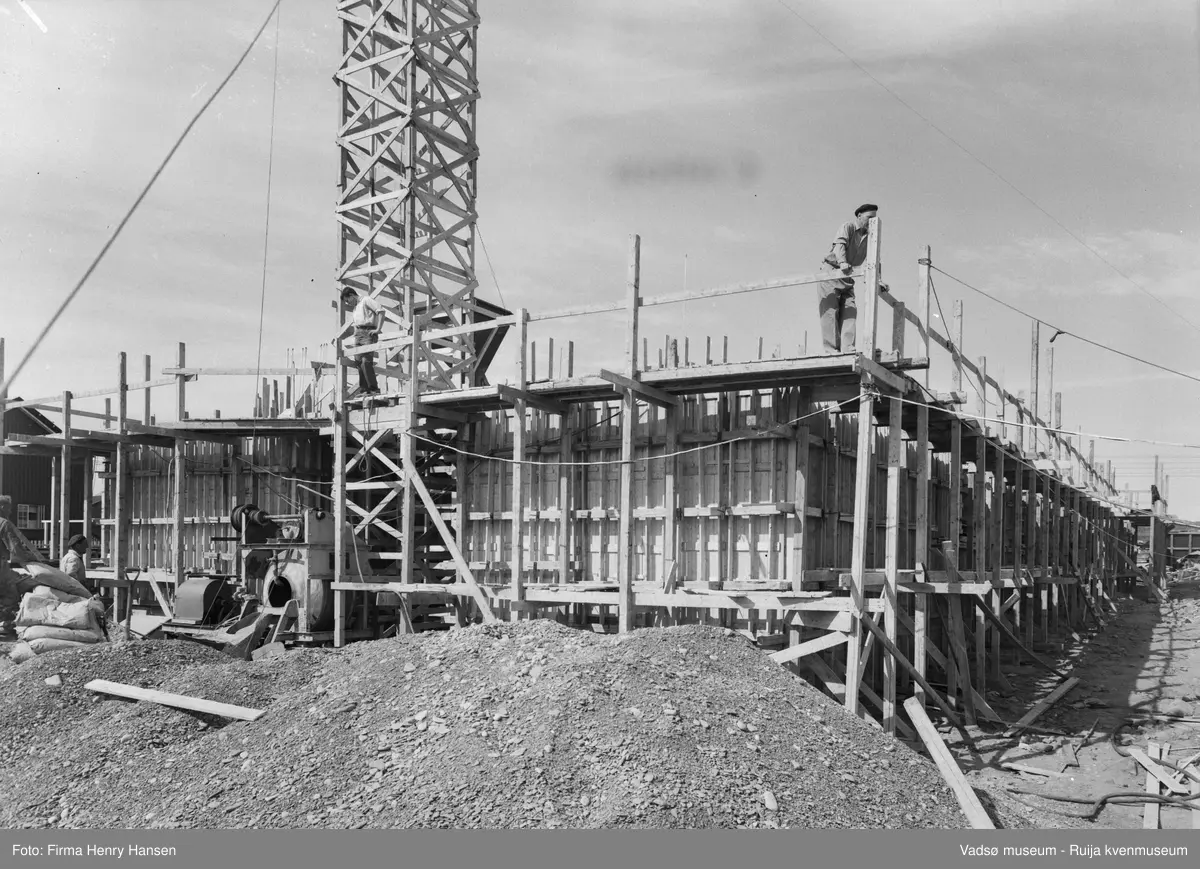 Vadsø 19.5.1956. Kirka er under bygging.