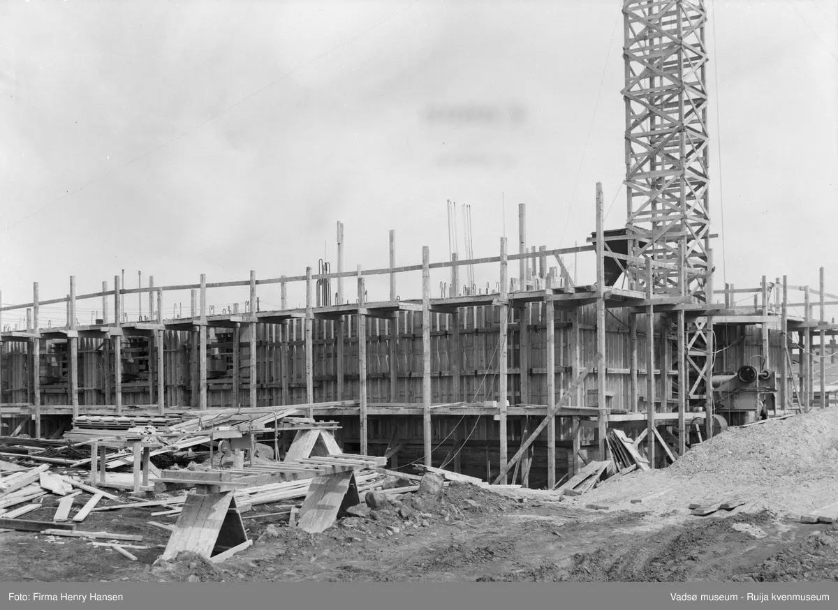 Vadsø 19.5.1956. Kirka er under bygging.