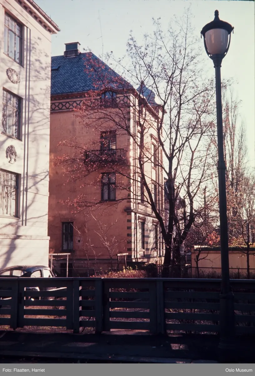 bygårder, gjerde, bil, gatebelysning