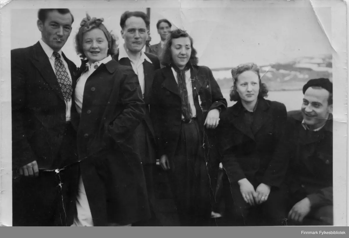 Lebesby, muligens Skjøtningberg? Fotografert i 1949 eller 1950. 
Fra venstre: Olav Rygh, Kari Lissner, Ingolf Nilsen, Vally Paulsen, Signe Nilsen , Åge Henningsen. I bakgrunnen: Hårek Hansen. 

Eier av bildene var Valter Karlsen. Bildene ble i sin tid sendt til Kjøllefjord historielag som har innsamlet informasjonen.