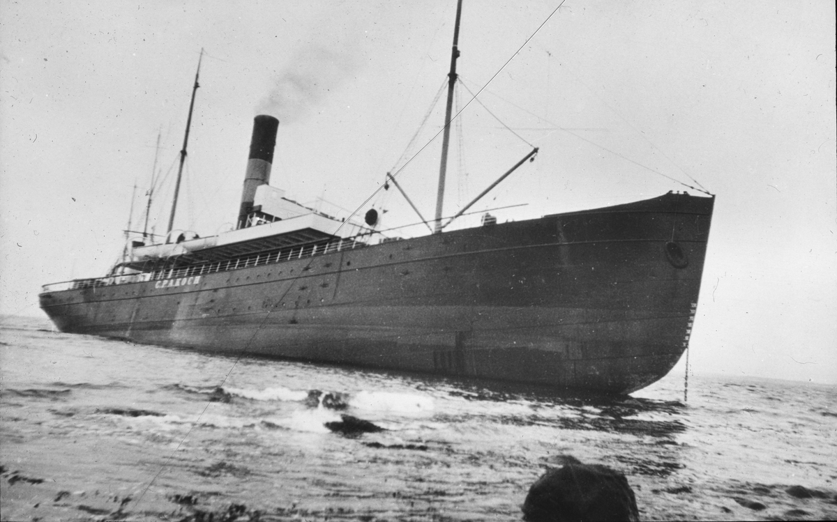 Dampskip på grunn, ligger i fjæresteinene, muligens C.F.A. KOCH