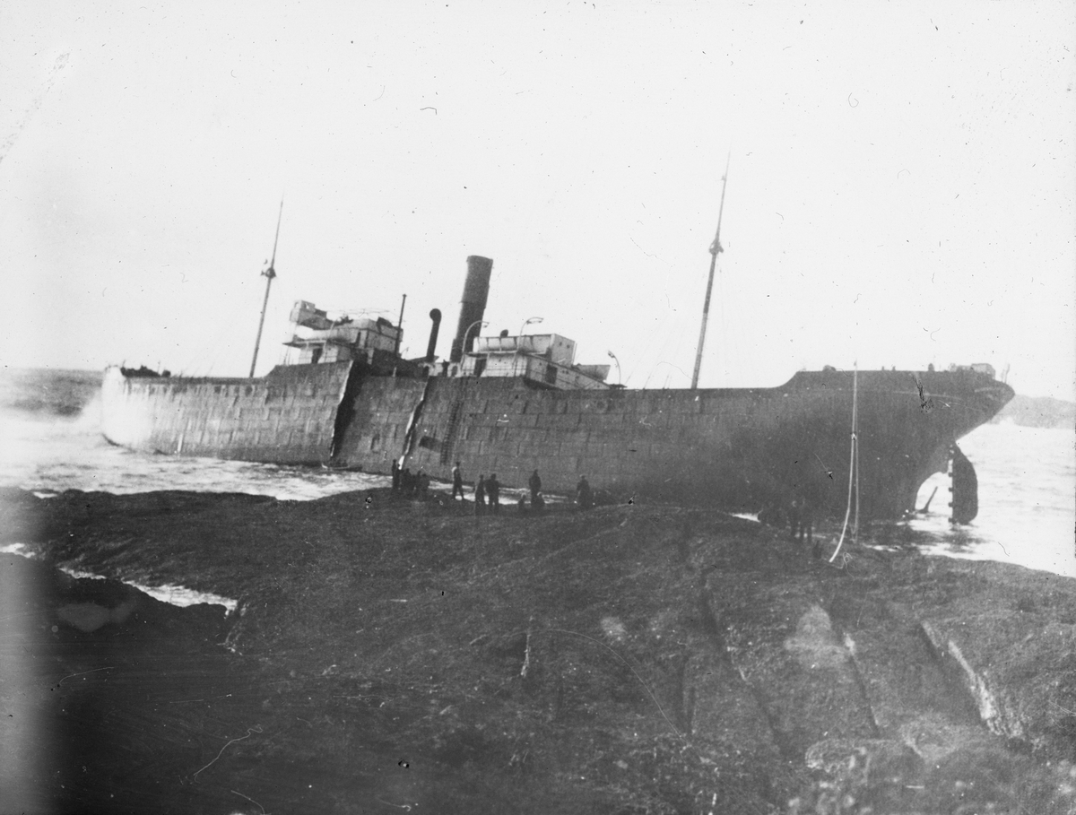 D/S KATHARINA DOROTHEA FRITZNER (bygget 1903) grunnstøtt ved Skude på Karmøy 2. januar 1925.