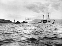 Bjergingsdamper PARAT som sleper to opphugningsskip som har 