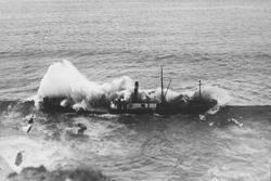 Havarert dampskip, brenninger slår over fartøyet.