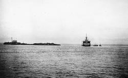 Tre fartøyer, til venstre i motivet en holme.