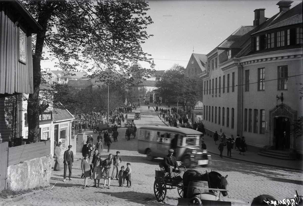 Fra Kirkegårdsstredet. Posthuset til høyre .Motivene i Opsangers glassnegativer ble brukt som postkort. ..Glassnegativ fra Bokhandler K. Opsanger.