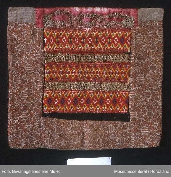 vevde band samansett med gullband i mellom.