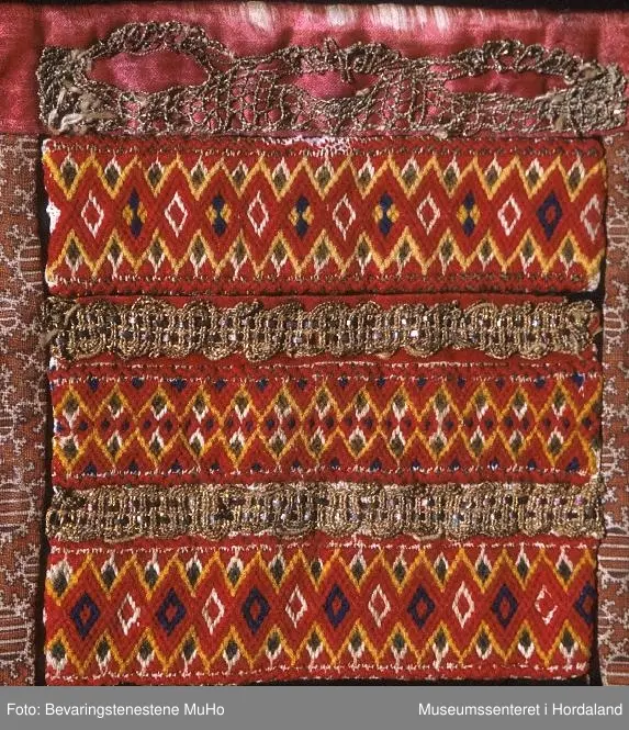 vevde band samansett med gullband i mellom.